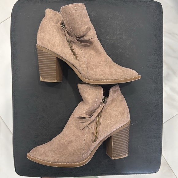 Trends Up Collection Tan Suede Ankle Boots.  Sz 8 - Picture 5 of 13
